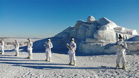 S­a­r­ı­k­a­m­ı­ş­ ­ş­e­h­i­t­l­e­r­i­n­i­n­ ­m­ü­c­a­d­e­l­e­s­i­n­i­ ­y­a­n­s­ı­t­a­n­ ­k­a­r­d­a­n­ ­h­e­y­k­e­l­l­e­r­